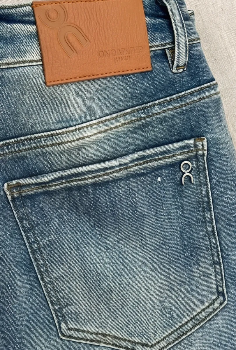 On 2026 spring and summer New Arrival men's jeans are made of imported denim fabrics, heavy-duty and environmentally friendly washing, soft to the touch, and Wear-Resistant. The version is small and straight. Micro-elasticity makes you slim and slim. The details are perfect. The hardware and accessories are selected with high quality. Fine workmanship and extraordinary quality. Sizes: 28-38.